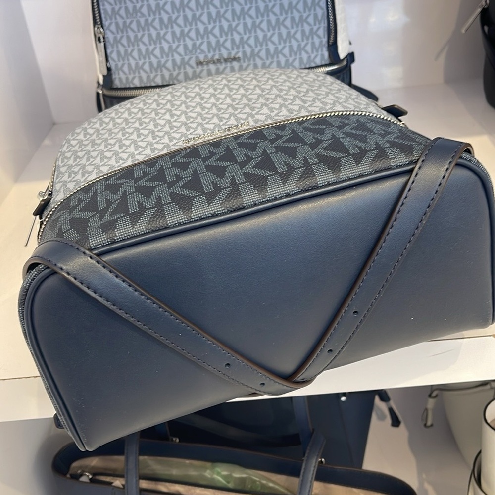 MICHAEL KORS Rhea Med Zip Color-Block Signature Logo Backpack
ADMIRL MULTI
NWT - Picture 10 of 16